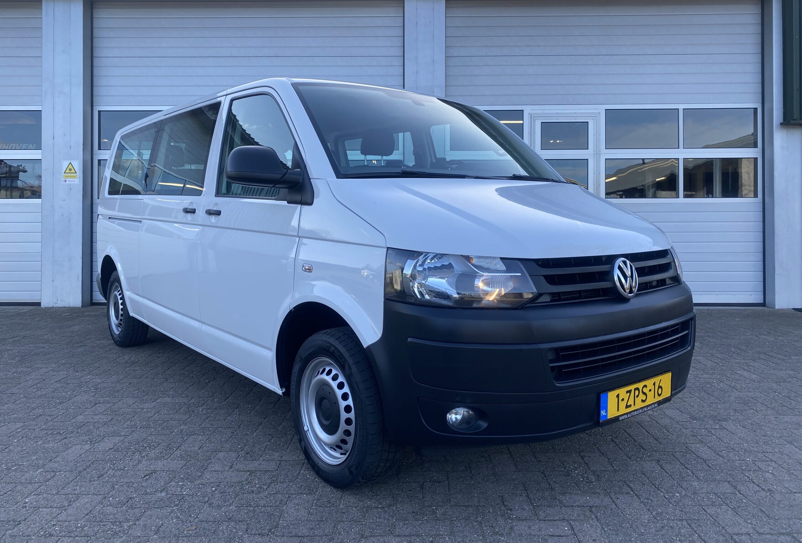 Rechtsvoor aanzicht huurbus 8 personen 1-ZPS-16
